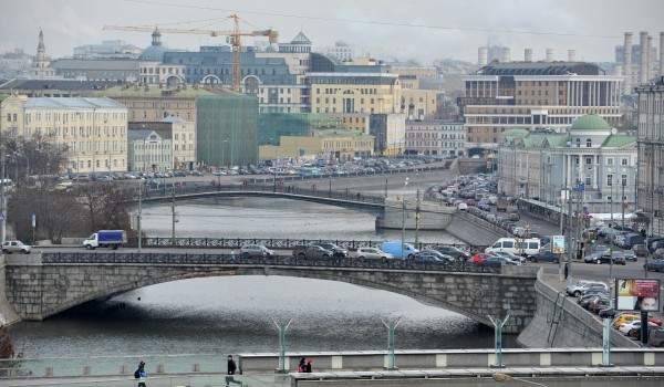Движение по участку Болотной набережной ограничили по 30 апреля 2020 года из-за инженерных работ