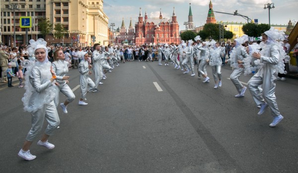 Танцевальный флэшмоб на Тверской в День города