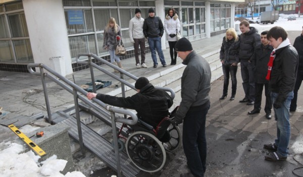 В подъездах московских домов, где живут маломобильные граждане, установят подъемные платформы