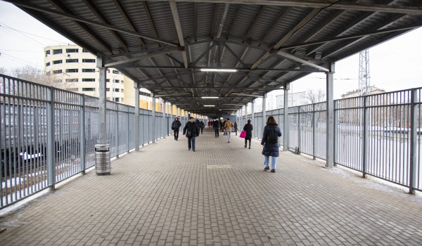 Завершено строительство надземного пешеходного перехода через Киевское шоссе в районе ТПУ «Саларьево»