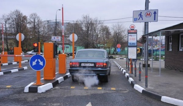 Бесконтактными способами оплаты на парковках со шлагбаумами пользуются 55% автомобилистов