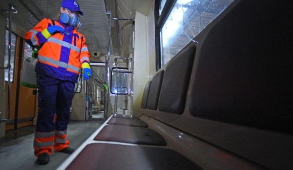 Пассажирскую зону Московского метрополитена начали обрабатывать генераторами горячего воздуха