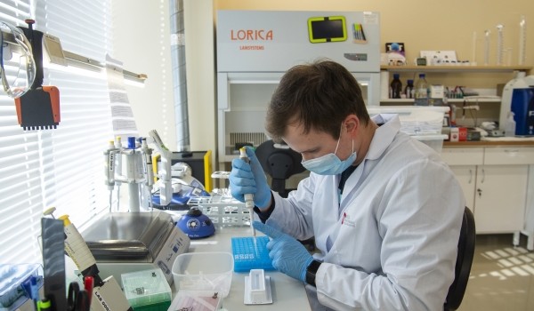 Медработники в Москве проходят экспресс-тесты на иммунитет к COVID-19