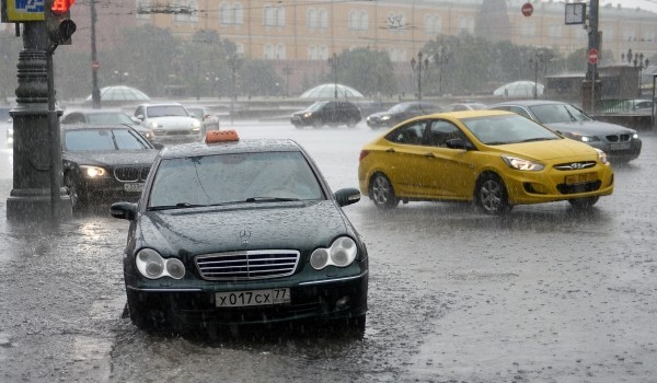 Городские службы оперативно устраняют последствия ливневых дождей в Москве