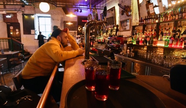 Депутаты Мосгордумы приняли закон о запрете продажи алкоголя в барах и кафе менее 20 кв. м
