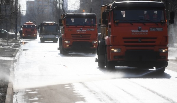 Из-за жары в Москве чаще поливают дороги и проводят аэрацию воздуха
