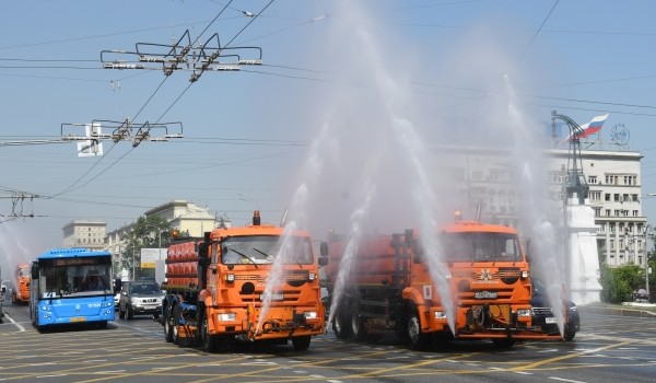 Бирюков: Из-за жары в Москве городские службы каждые три часа поливают дороги и проводят аэрацию воздуха