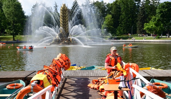 Сезон катания на лодках открыли на ВДНХ