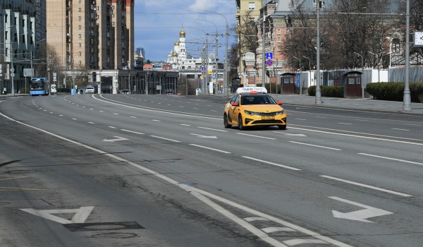 Движение на ряде улиц в центре Москвы ограничено по 30 августа из-за реконструкции инженерных сетей