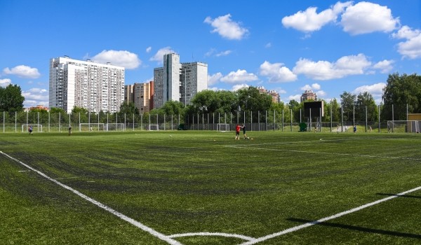 Застройщик ЖК «Кварталы 21/19» в Москве начал строительство футбольного поля и площадки для стритбола