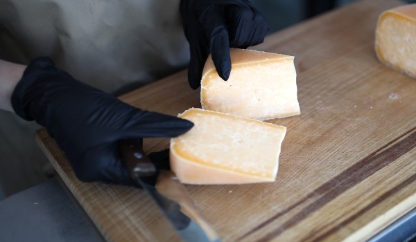 В Москве пресечена продажа санкционных сыров на трех рынках