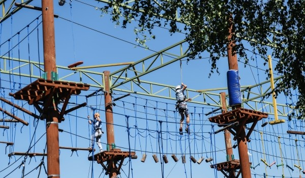 В парках столицы открылись веревочные городки