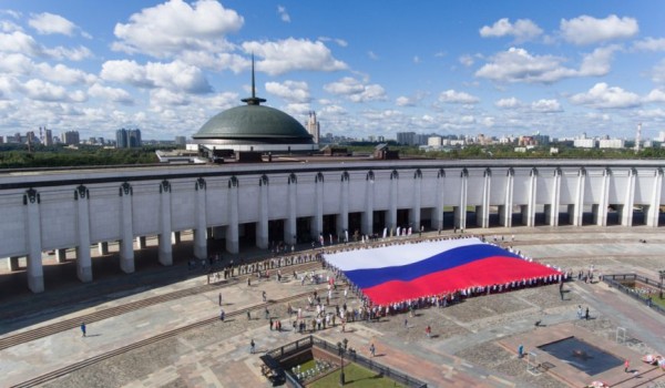 Огромный триколор развернут у Музея Победы в День Государственного флага