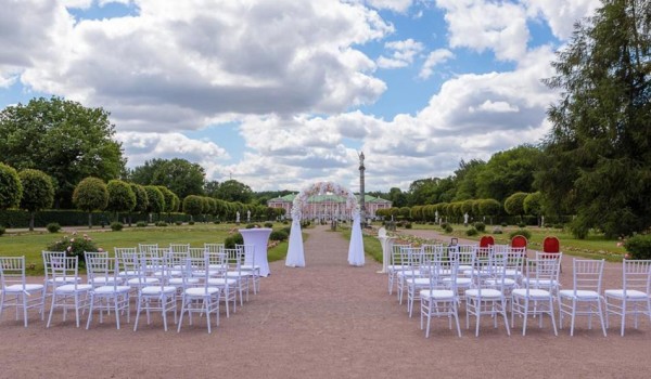 Праздник любви: в каких парках столицы можно пожениться?