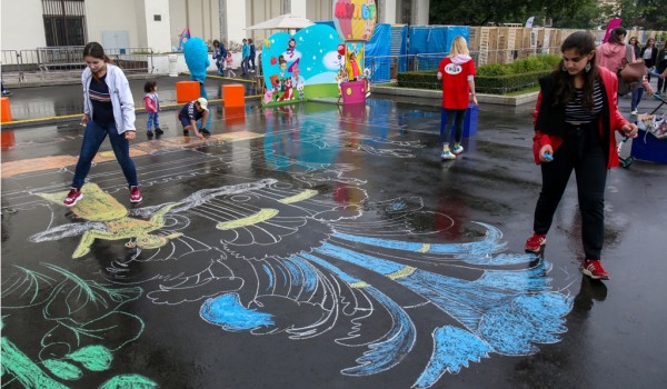 Конкурс рисунков на асфальте на фестивале «Kids Fest» на ВДНХ