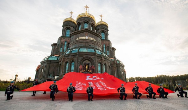 Участники ХIII Международного военно-музыкального фестиваля «Спасская башня» растянули Знамя Победы