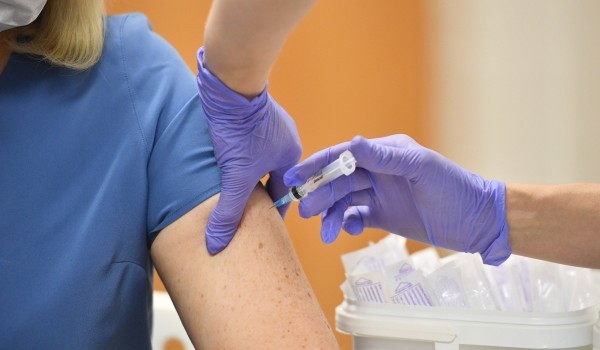 Порядка 700 человек сделали прививку от коронавируса в столице