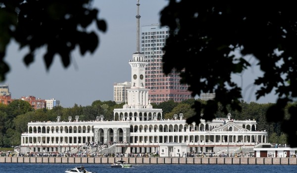 Более 30 судов отправилось в круизы с обновленных причалов Северного речного вокзала