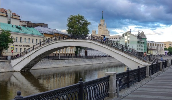 Садовнический мост через Водоотводный канал в Москве