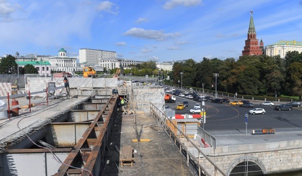 Проезжую часть начали обустраивать на Большом Каменном мосту в центре столицы