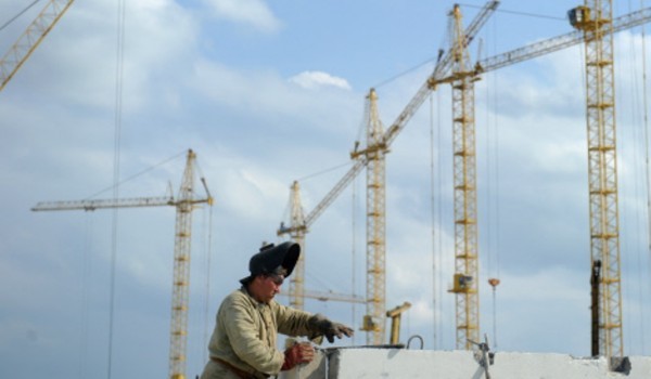 Мосгосстройнадзор проверяет строительство ледового катка на юге Москвы