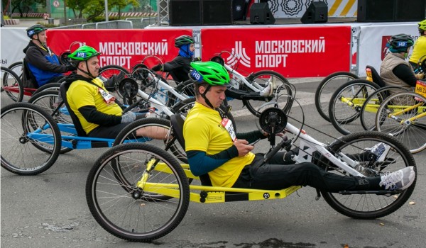 Заезд колясочников и хендбайкеров на Московском марафоне