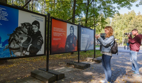 Фотовыставка «Министерство с характером» открылась в Измайловском парке Москвы