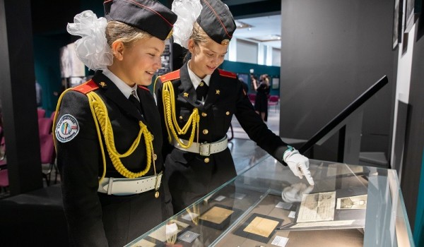 Около 40 подлинных раритетов времен войны представила московская школа в Музее Победы