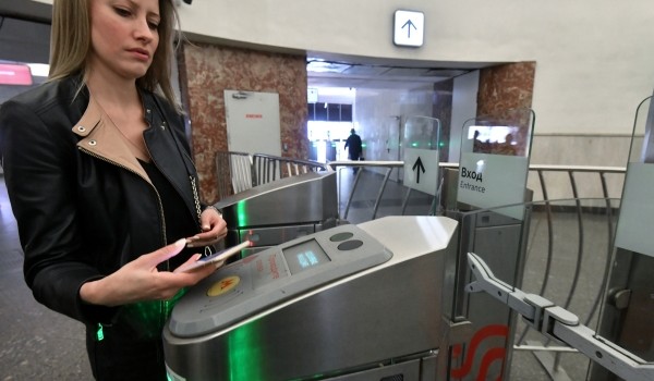 Возможность пополнить социальную карту и купить безлимитный билет на наземный транспорт появилась в метро