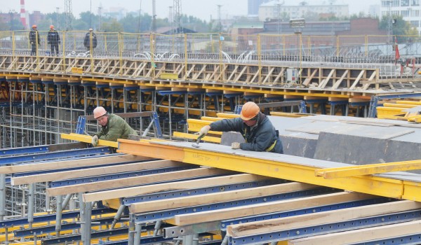 На строительстве Волоколамской развязки проверят ровность дорожного покрытия
