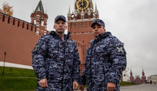Сотрудники подразделений столичной вневедомственной охраны Росгвардии отмечают профессиональный праздник