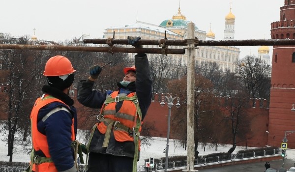 В Москве на Большом Каменном мосту начался монтаж чугунного ограждения