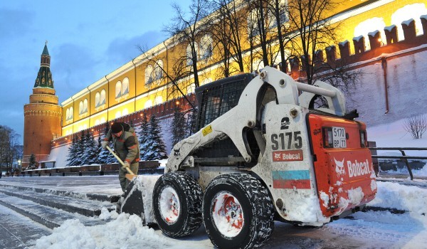 Последствия снегопада в Москве ликвидируют более 50 тыс. человек и 10 тыс. единиц техники