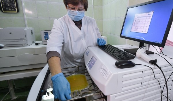 Более 8,8 тыс. москвичей сдали плазму с антителами к COVID-19 с апреля