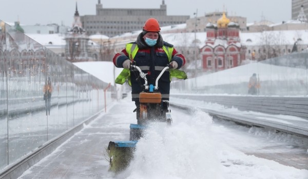 Бирюков попросил автомобилистов воздержаться от поездок по городу из-за снегопада
