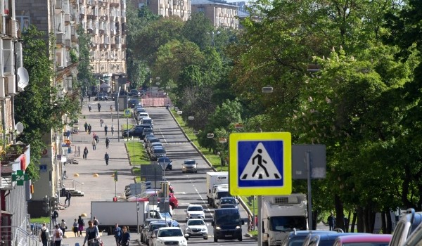 В жилом доме на Ленинском проспекте демонтируют незаконное остекление балкона