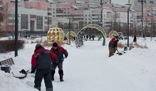 Уборка снега в парке "Ходынское поле"