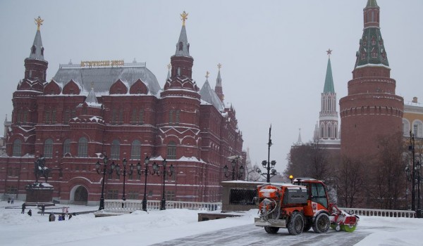 Уборка снега на Манежной площади