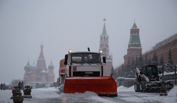 Устранение последствий снегопада на Красной площади