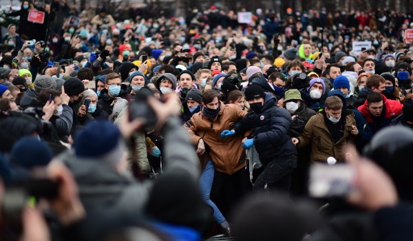 В Москве на несанкционированном митинге начались провокации против полиции
