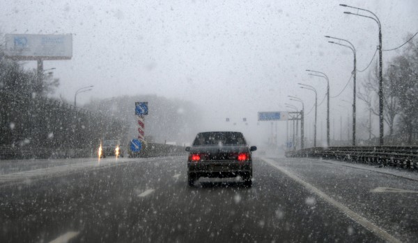 Сплошную противоголелдную обработку дорог проводят в Москве из-за снегопада