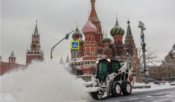 Уборка снега в центре Москвы