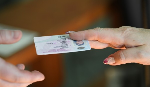 Более 26 тыс. москвичей оформили водительские удостоверения в центрах госуслуг в день обращения