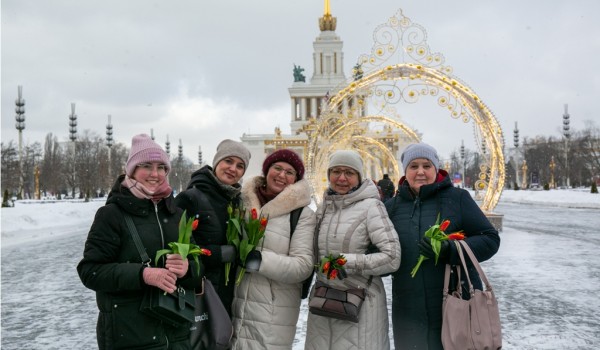 Волонтеры акции «Вам, любимые!» подарили москвичкам букеты в честь 8 марта