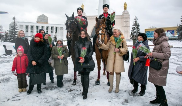 Всадники Кремлевской школы верховой езды поздравили девушек с 8 Марта