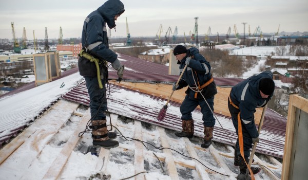 Почти 270 крыш жилых домов в центре Москвы отремонтируют до конца года