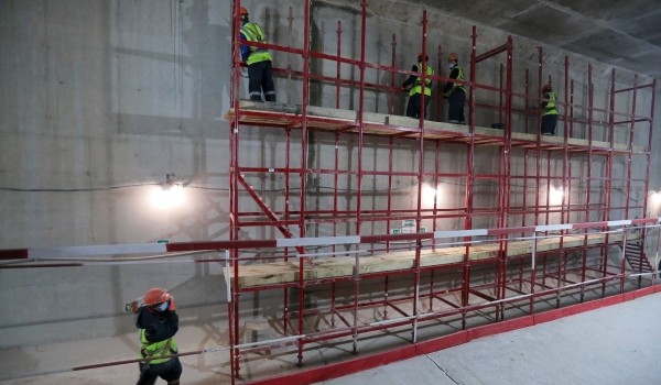 На городских стройплощадках растет число рабочих из Москвы и области