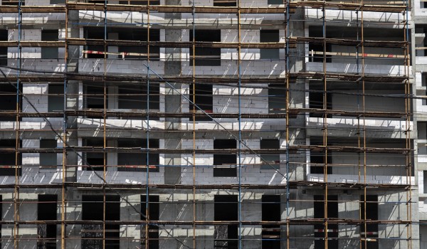 Жилой дом с трехцветным фасадом по программе реновации введут в этом году в Северном Бутове