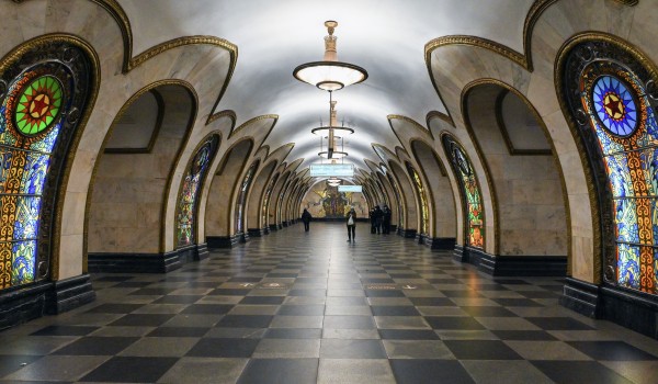 Более 114 тыс. кв. м витражей и окон почистили в московском метро к летнему сезону