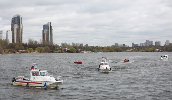 Тренировка сотрудников Московской городской поисково-спасательной службы на водных объектах